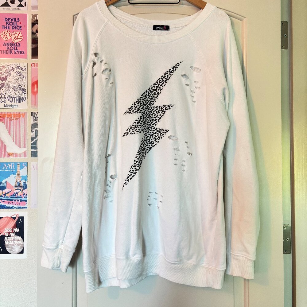 Oversized crewneck with rip details.